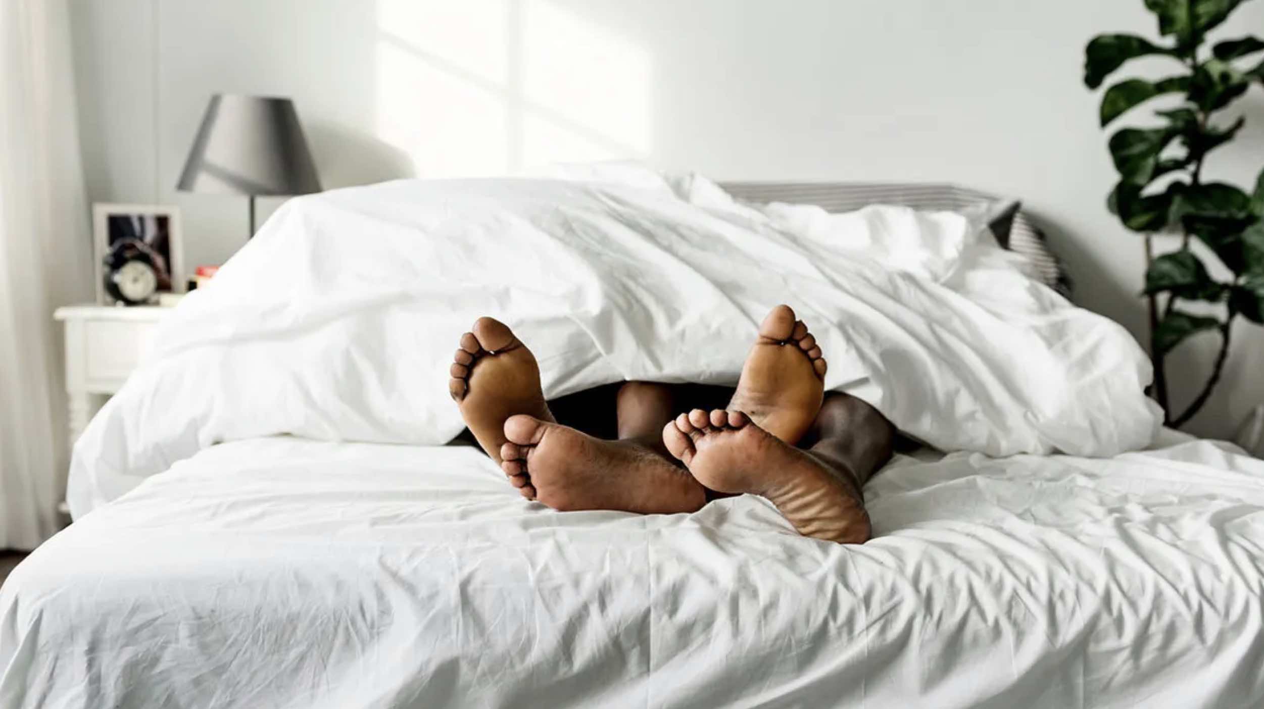 Тетя под одеялом. Тетя под одеялом. Девушка под пледом на диване. Женщина спит. Тетя под одеялом.